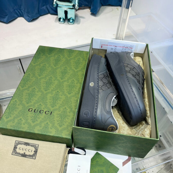 Scarpe Gucci eleganti in scatola di lusso, design moderno e dettaglio iconico.