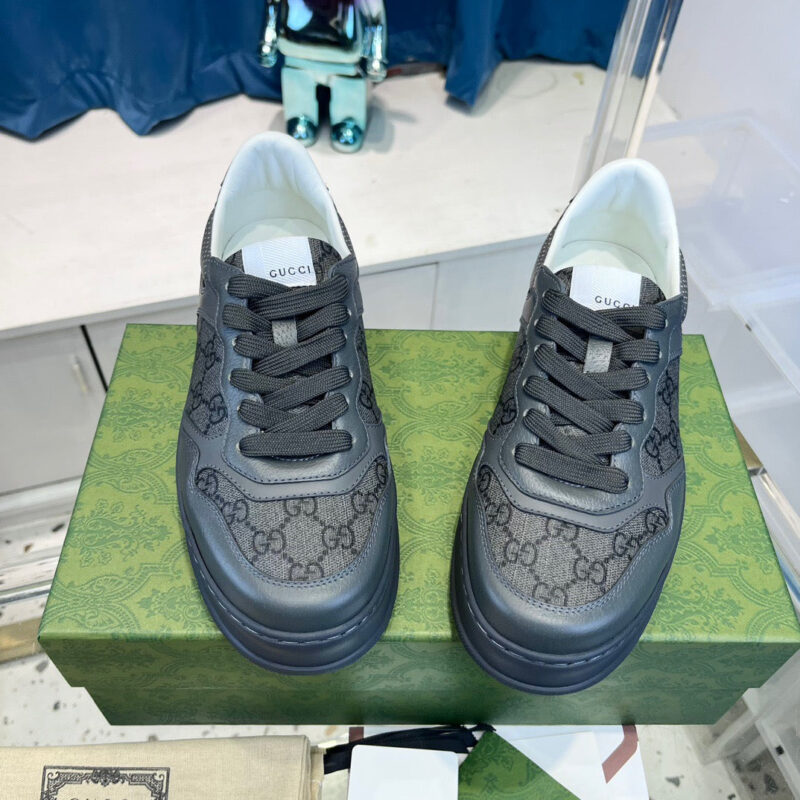 Sneakers Gucci moderne su vetrina verde, design elegante e stile versatile.