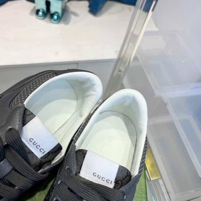 Sneakers Gucci grigio scuro, stile elegante e comfort, perfette per look moderni e di classe.