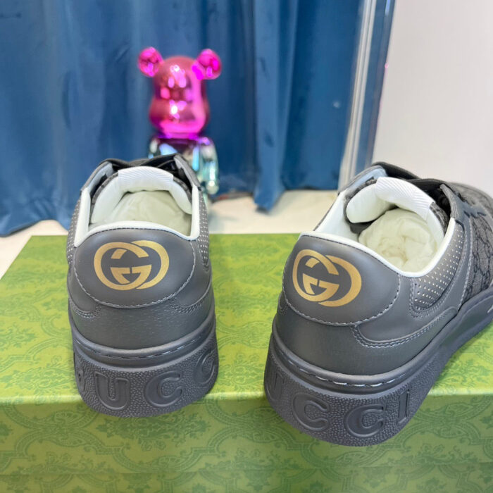 Sneakers Gucci in pelle e tessuto, dettagli eleganti e tocco giocoso con figura pink.