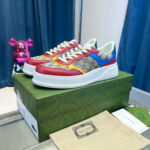 Scarpe da ginnastica Gucci colorate, stile streetwear, dettagli monogramma e design vivace.