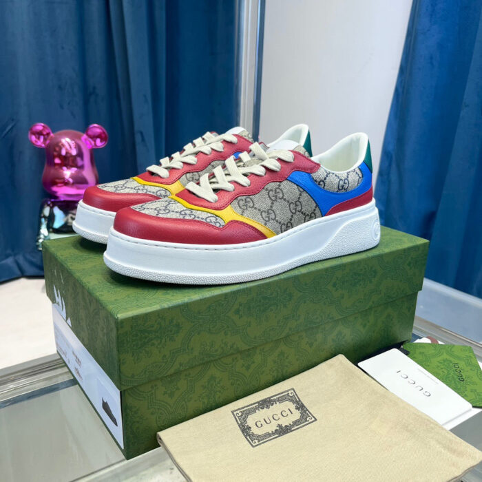 Scarpe da ginnastica Gucci colorate, stile streetwear, dettagli monogramma e design vivace.