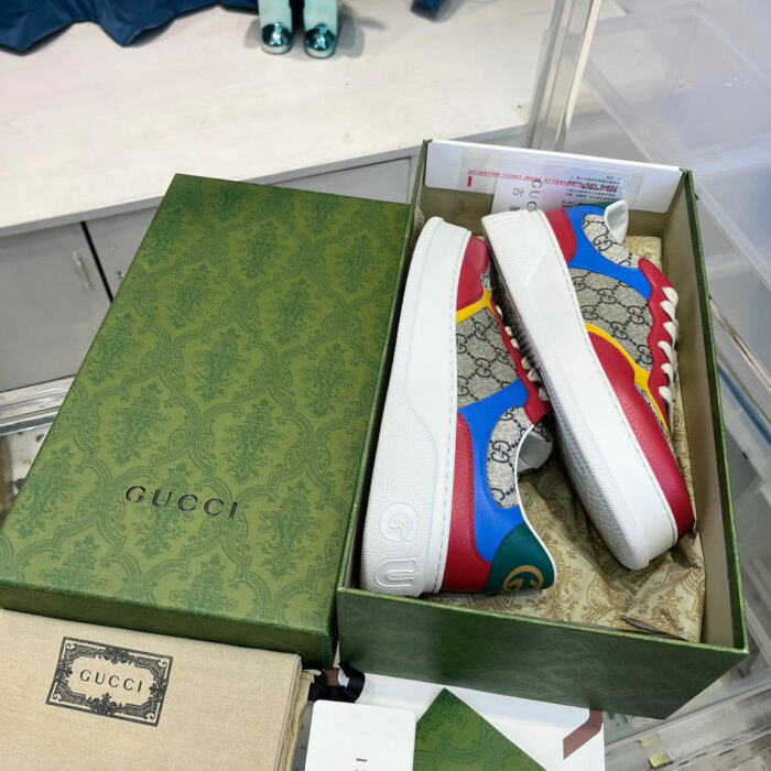 Sneakers Gucci colorate nella scatola di lusso, stile elegante e moda contemporanea.