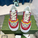 Sneakers Gucci colorate su scatola di lusso, design elegante e stile moderno.