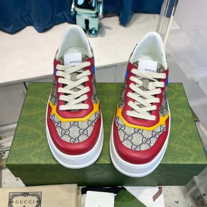 Sneakers Gucci colorate su scatola di lusso, design elegante e stile moderno.