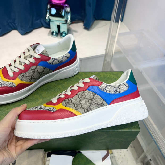 Sneakers Gucci colorate con logo monogramma, stile moderno e dettagli lux.