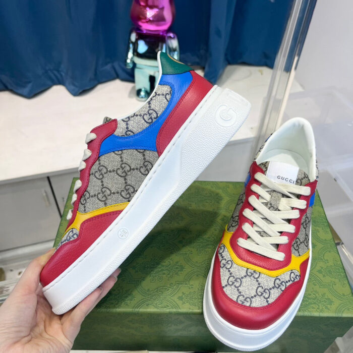 Sneakers di lusso con design moderno, dettagli colorati e logo iconico, perfette per uno stile elegante.