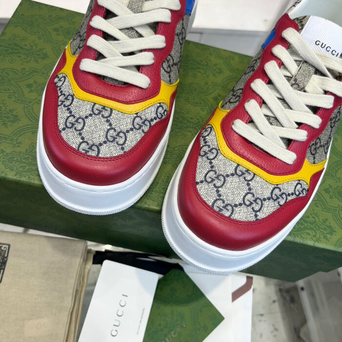 Sneakers Gucci color block con logo monogramma, design vivace e luxury moderna.