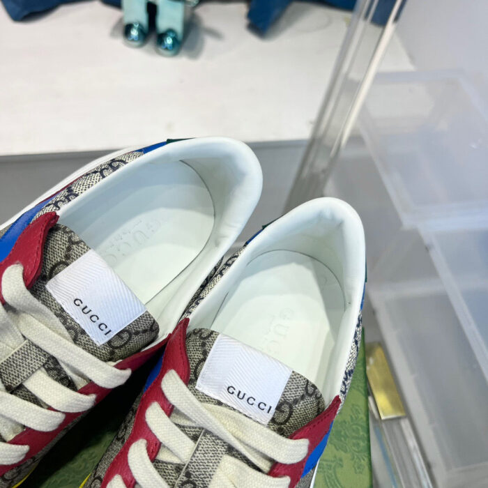 Sneakers Gucci colorate in tela e pelle, lusso, stile sporty chic e comfort elevato.
