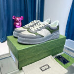 Sneakers di lusso moderni su scatola verde con sfondo blu e yogi rosa.