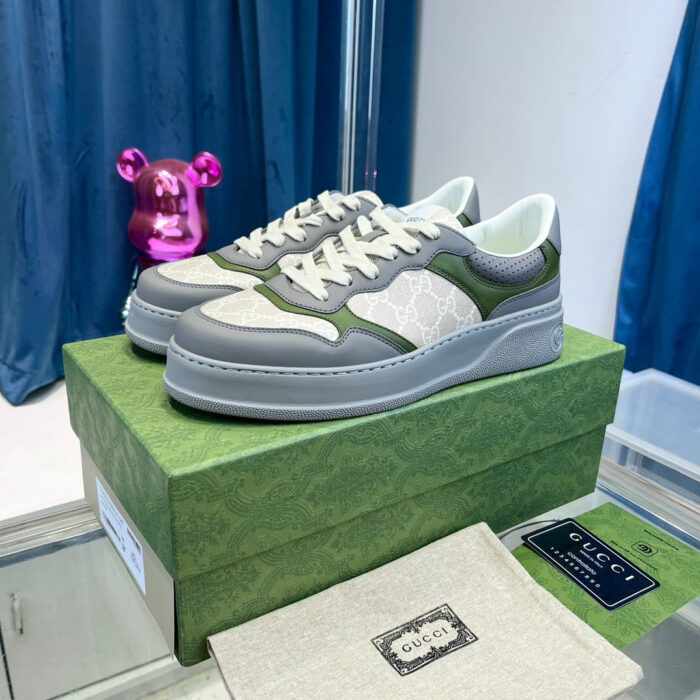 Sneakers di lusso moderni su scatola verde con sfondo blu e yogi rosa.