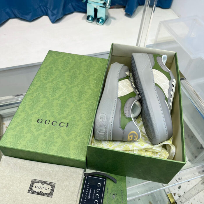Sneaker Gucci grigia con dettagli in pelle, in elegante confezione di lusso.