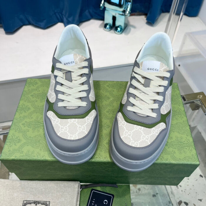 Sneaker di lusso con design elegante, colori neutri e logo discreto su sfondo raffinato.