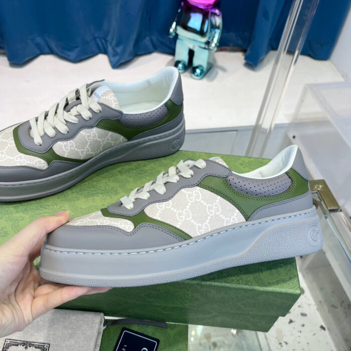 Sneakers moderne grigie e verdi con suola platforma, stile urbano e comfort everyday.