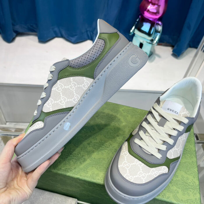 Sneakers moderne in grigio e verde con logo di tendenza, perfette per lo stile quotidiano.