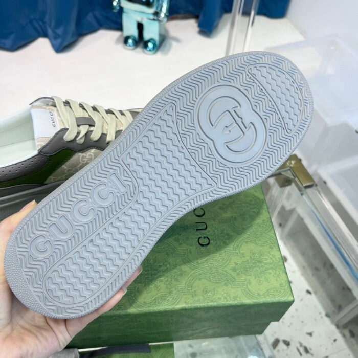 Sneaker di lusso con suola elegante, design moderno e dettagli di alta qualità.