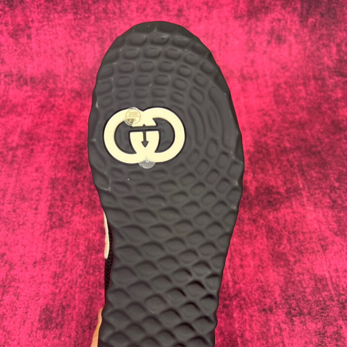 Sole di scarpe di lusso con logo interso in background magenta vivace.