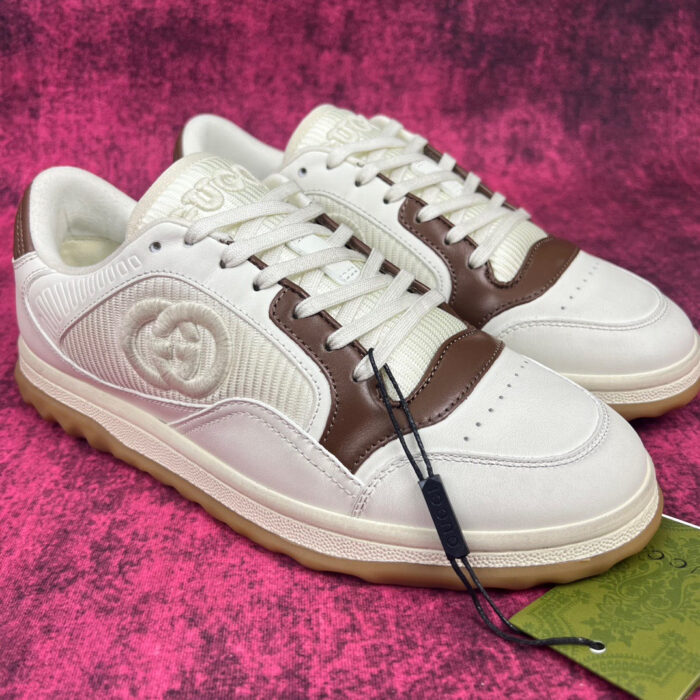 Sneaker donna in pelle bianca con dettagli marroni e suola gomma, stile moderno ed elegante.