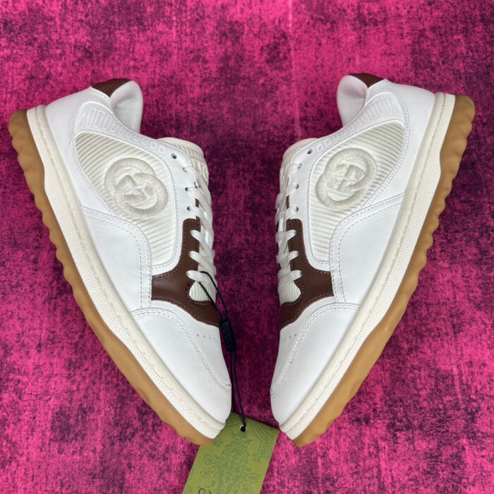 Sneakers moderne con suola in gomma, design sportivo, dettagli premium e stile versatile.