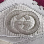 Sneaker Gucci di lusso con logo interlocking G in dettagliato ricamo argento.