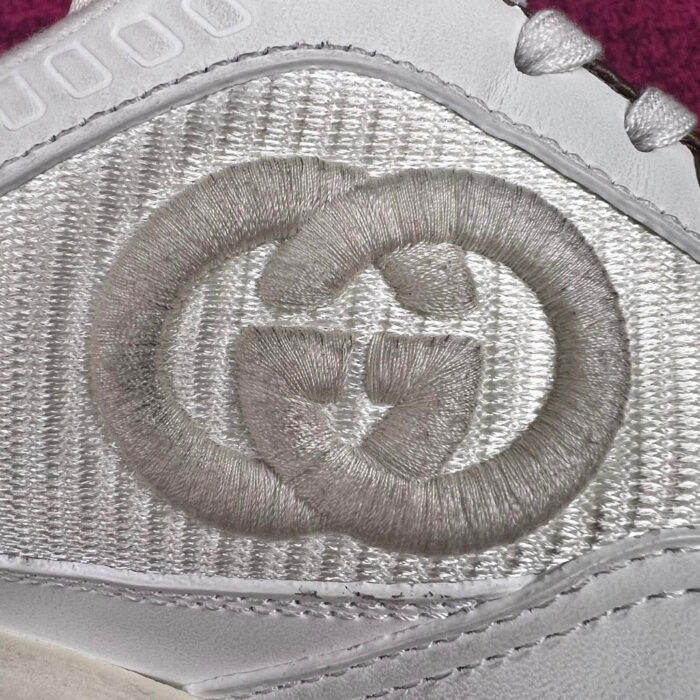 Sneaker Gucci di lusso con logo interlocking G in dettagliato ricamo argento.