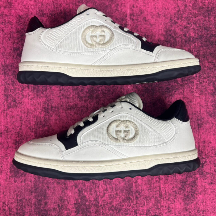 Scarpe Gucci sneakers bianche e navy con logo GG e suola in gomma nera elegante.