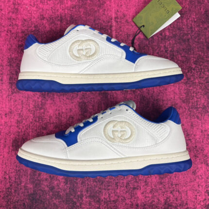 Sneaker di lusso bianca con dettagli blu e logo Double-G, stile sportivo e raffinato.