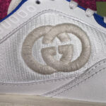 Sneaker di lusso con logo Gucci, dettagli blu e design elegante in stile streetwear.