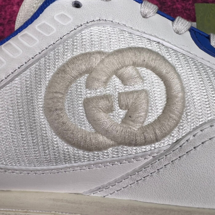 Sneaker di lusso con logo Gucci, dettagli blu e design elegante in stile streetwear.