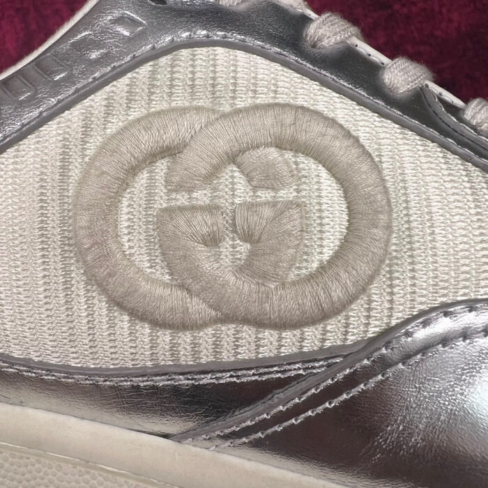 Sneaker di lusso con logo G Gucci e dettagli metallici per uno stile elegante e moderno.