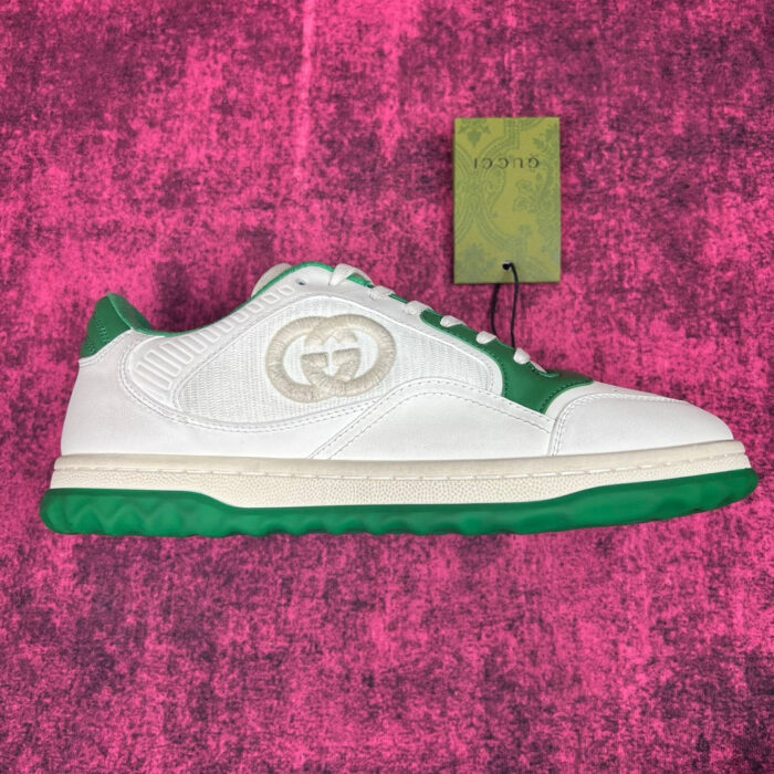 Scarpa sneaker Gucci bianca con dettagli verdi, design elegante e logo iconico.