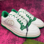 Sneakers bianche con dettagli verdi, logo elegante e interno comodo, stile sportivo e moderno.