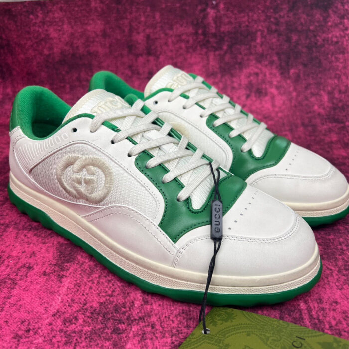 Sneakers bianche con dettagli verdi, logo elegante e interno comodo, stile sportivo e moderno.