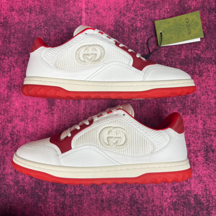 Scarpe Gucci sneakers bianche e rosse di lusso con logo e dettagli eleganti.