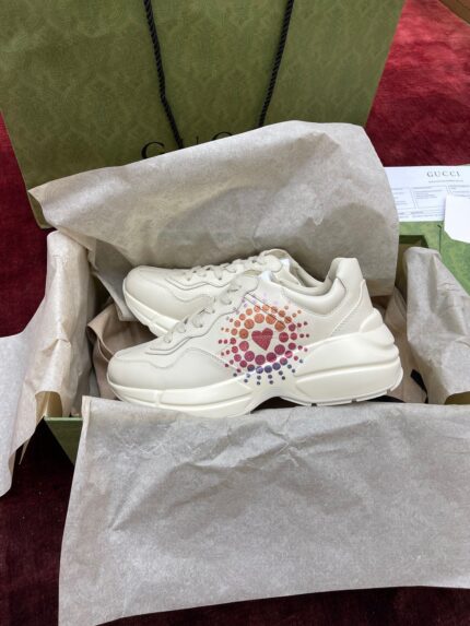 Sneakers moderne con dettagli colorati, inside una scatola decorativa elegante per un unboxing chic.