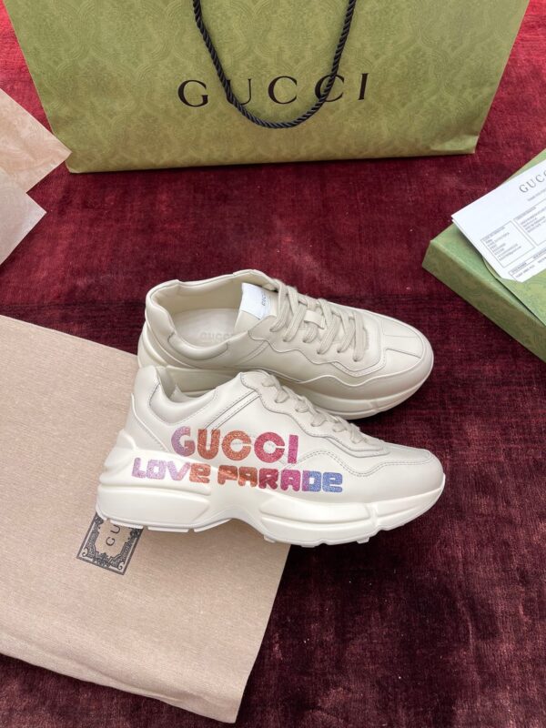 Sneaker Gucci Love Parade beige con logo colorato, stile elegante e lifestyle di lusso.
