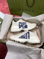Sneakers Gucci di lusso in scatola elegante con logo e design innovativo.