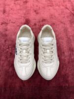 Sneakers moderne in beige con design minimalista, ideali per stile e comfort casuale.