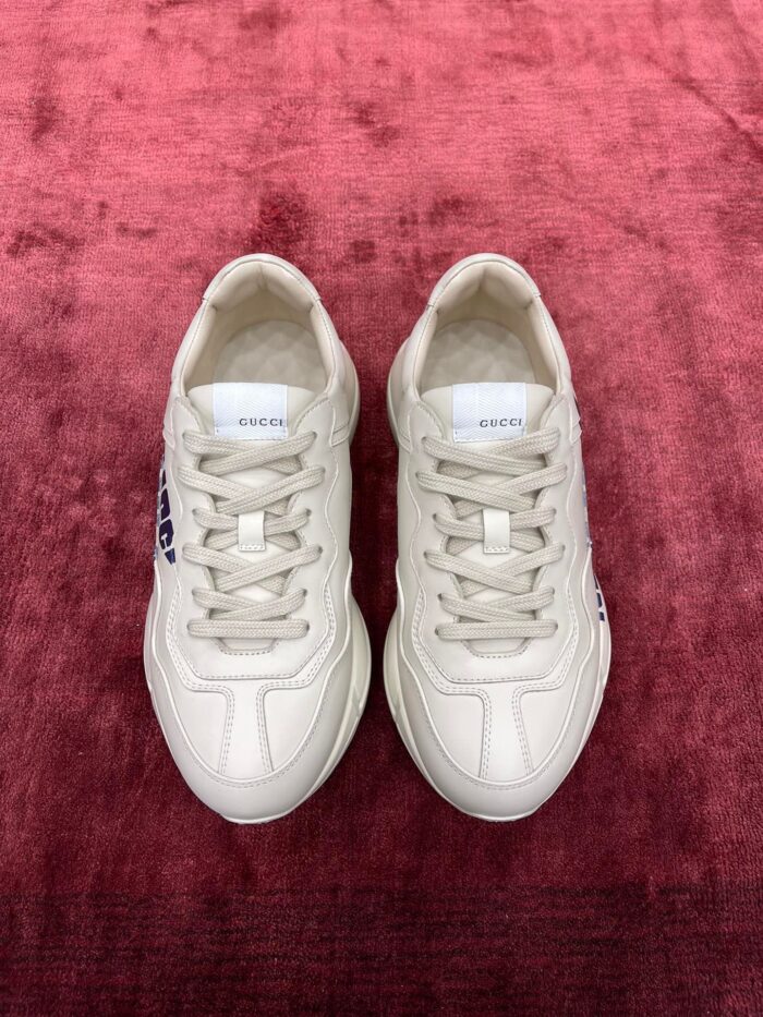 Sneakers moderne in beige con design minimalista, ideali per stile e comfort casuale.