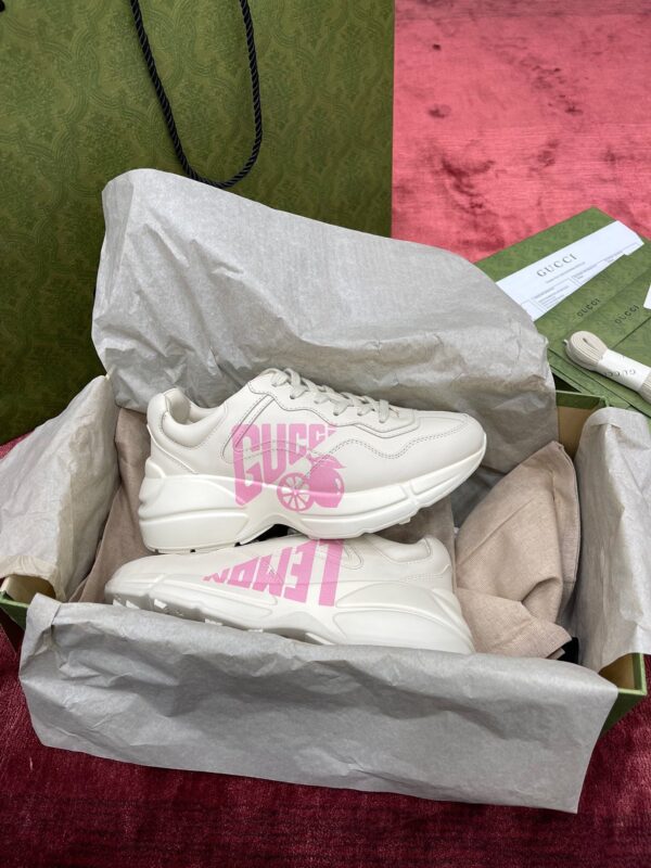 Sneakers bianche con dettagli rosa, inside confezione elegante e trendy.