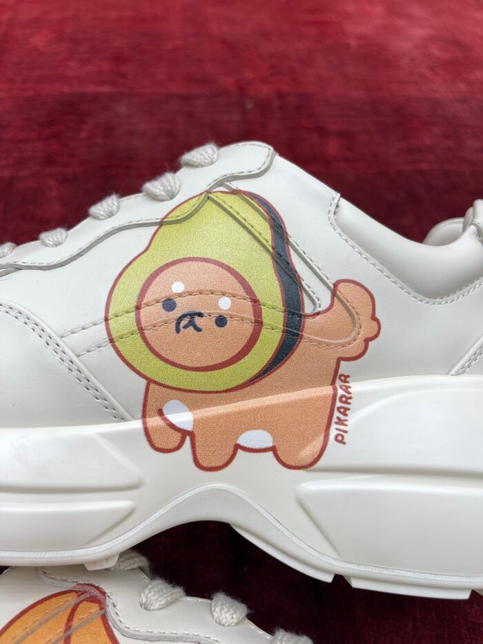 Sneakers moderne con personaggio avvolto da avocado, stile cool, divertente e unico.