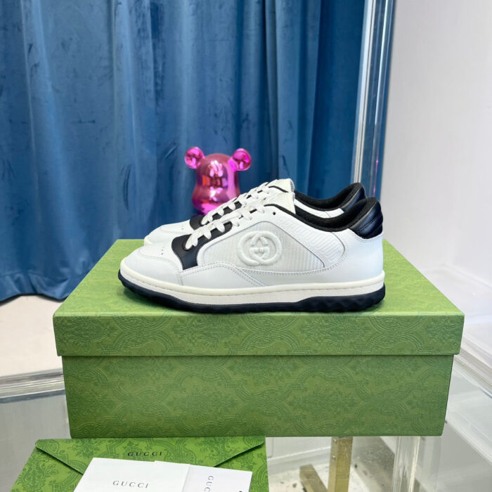Scarpe da ginnastica eleganti con dettagli moderni, sfondo colorato e teddy rosa decorativo.