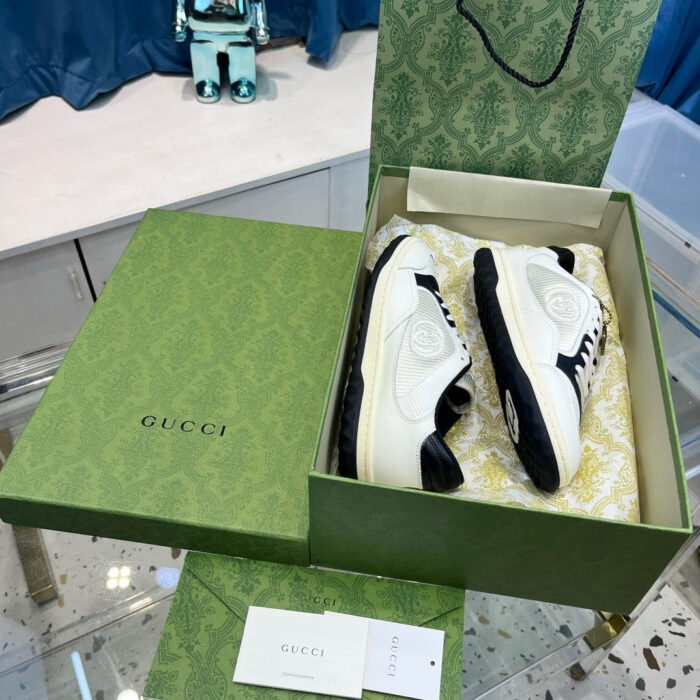Scarpe Gucci di lusso con scatola elegante, dettagli raffinati e stile moderno.
