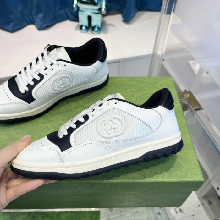 Sneakers di design bianco e nero, eleganti e confortevoli, perfette per uno stile moderno.