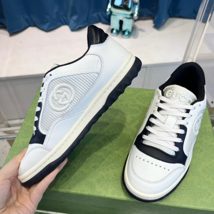 Scarpe sportive in bianco e blu con suola antiscivolo, perfette per stile e comfort quotidiano.