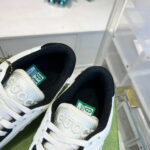Sneakers Gucci bianche in pelle con logo, stile elegante e di lusso, perfette per la moda.