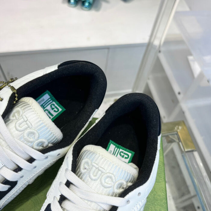 Sneakers Gucci bianche in pelle con logo, stile elegante e di lusso, perfette per la moda.