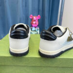 Sneakers bianche eleganti con dettagli neri, dal design moderno e rivisitato per stile e comfort.