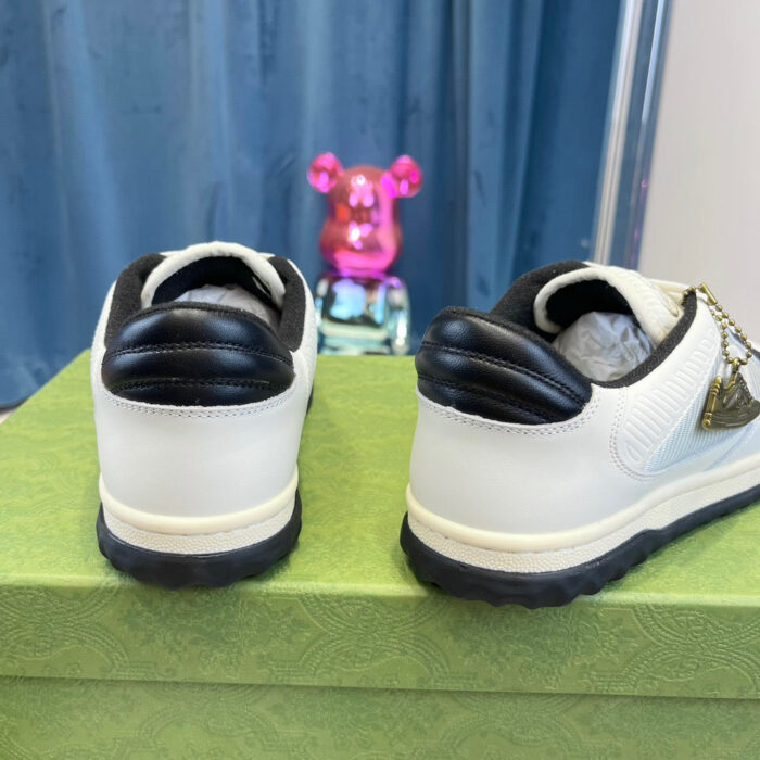 Sneakers bianche eleganti con dettagli neri, dal design moderno e rivisitato per stile e comfort.