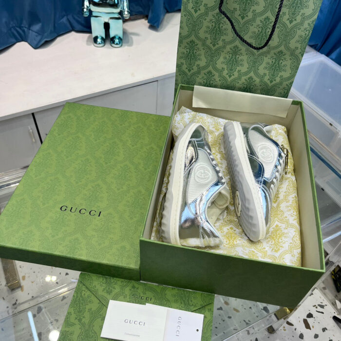 Sneakers Gucci lucide nella scatola di design elegante e moderno con dettagli raffinati